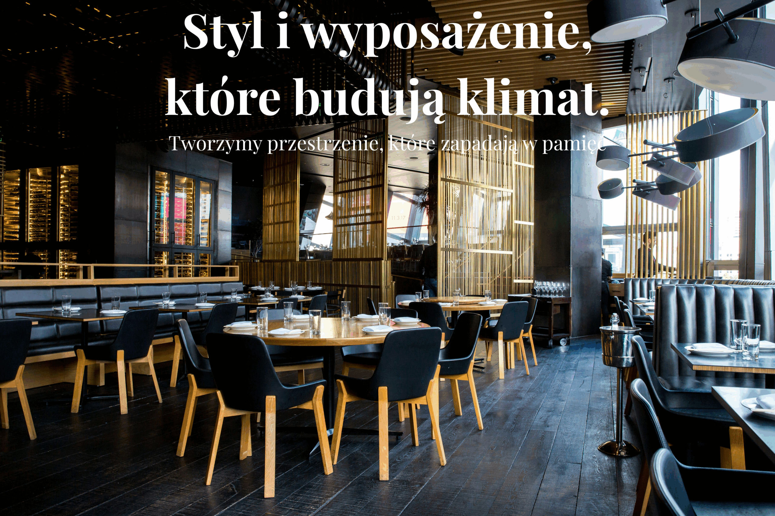 „Nowoczesne wnętrze eleganckiej restauracji z czarnymi krzesłami, drewnianymi akcentami i napisem: Styl i wyposażenie, które budują klimat.”